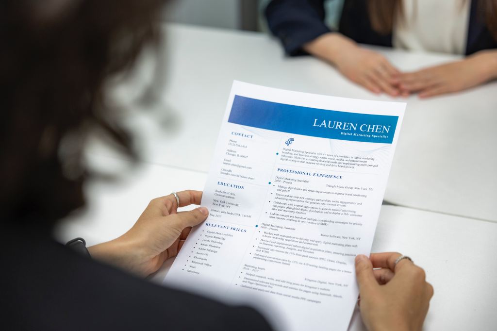 Navigating the Job Market in Dubai: To Include a Photo on Your CV or&nbsp;Not?
