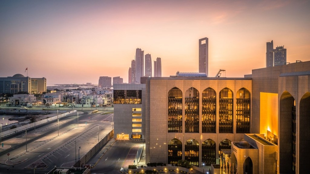 UAE Central Bank Cuts Base Rate to 4.90%: Impact on Emirates’&nbsp;Economy