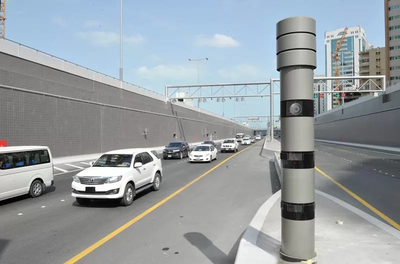 Minimalist illustration of AI radar scanning multiple cars on Dubai highway