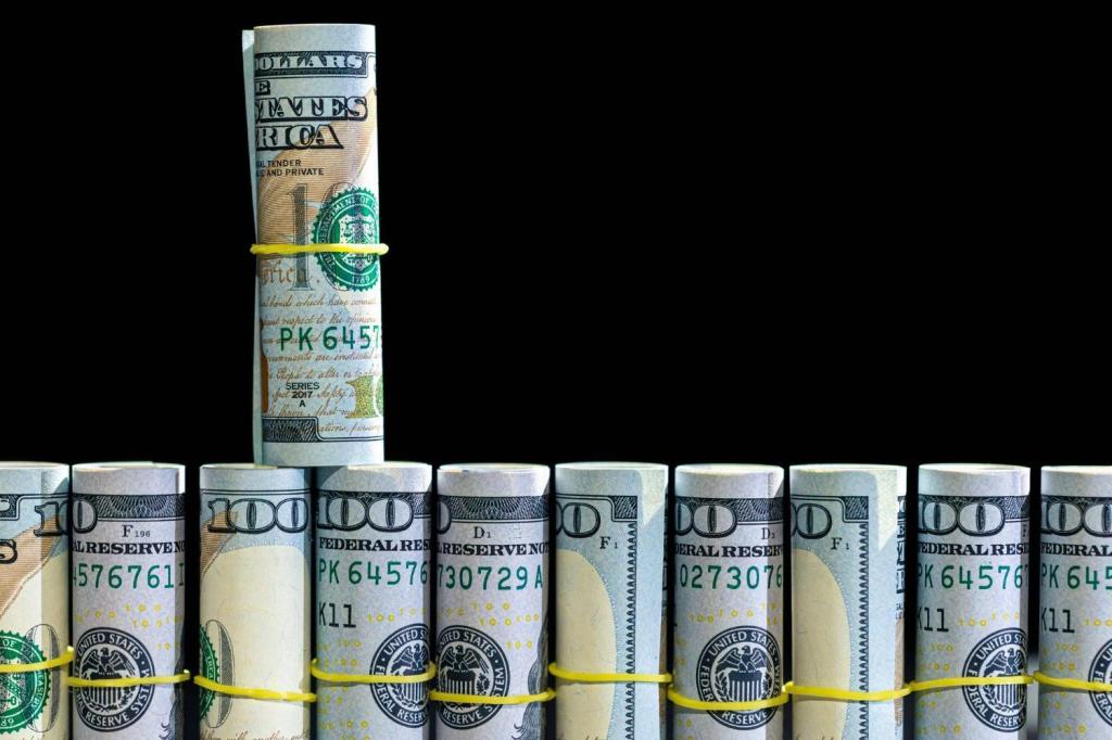 رزم من أوراق الدولار الأمريكي على خلفية سوداء